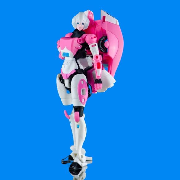 Hasbro Autobot Arcee Transformers Generations Action Figure Car - Picture 6 of 6